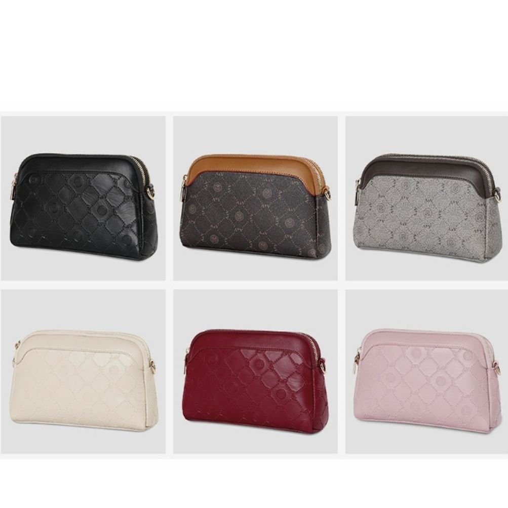 중년 여자 여성 외출 여행 소지품 패션 가방 크로스백