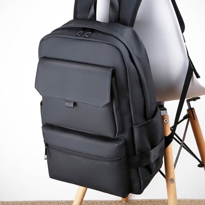 직장인 베이직 데일리 앞쪽 포켓 디자인으로 가방에 포인트